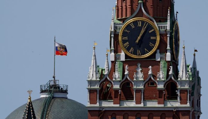 Bandeira da Rússia no topo do domo do prédio do Senado do Kremlin em Moscou  • 02/06/2025 RE...