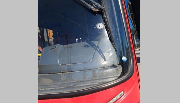 tiro-no-parabrisas-de-onibus-em-marica