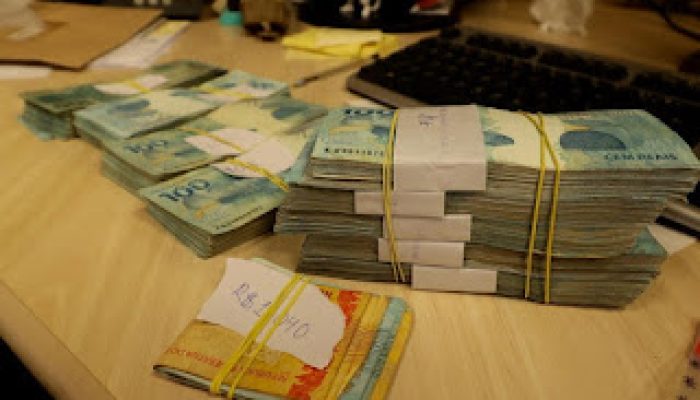 Dinheiro apreendido no carro oficial do deputado. Divulgação/PF