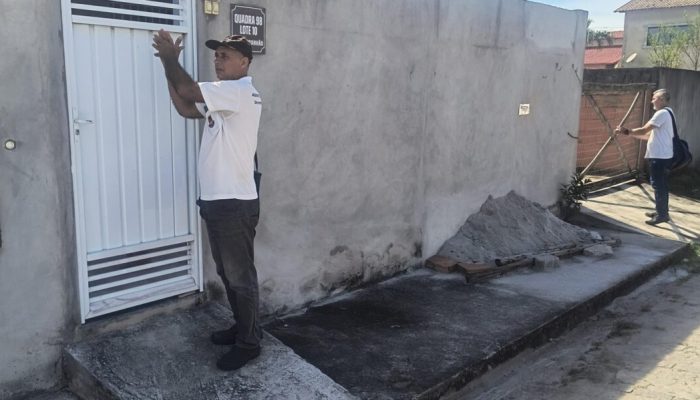 Também são executadas ações de tratamento químico nos focos que não podem ser eliminados po...