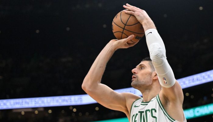 Vučević quebrou dedo da mão direita  • Photo by Brian Fluharty/Getty Images