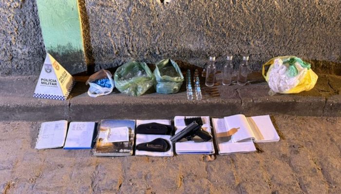 Ação em casa abandonada resultou na apreensão de centenas de frascos de "loló", munição e simulacro de pistola; denúncia anônima guiou os agentes até o local. Foto: Divulgação PM