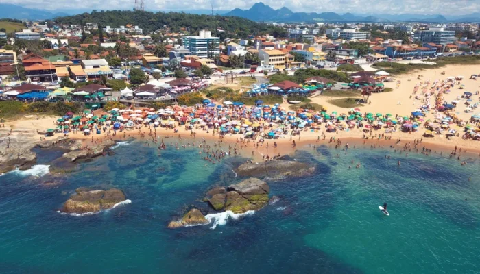 recente prisão de um condenado por estupro em Rio das Ostras acende o alerta sobre o uso de cidades turísticas como refúgio; veja outros casos marcantes na região.