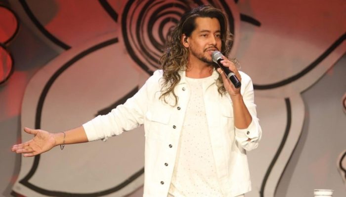 Show acontece no palco praia, em Costazul, às 14h, com repertório voltado à música brasileira.