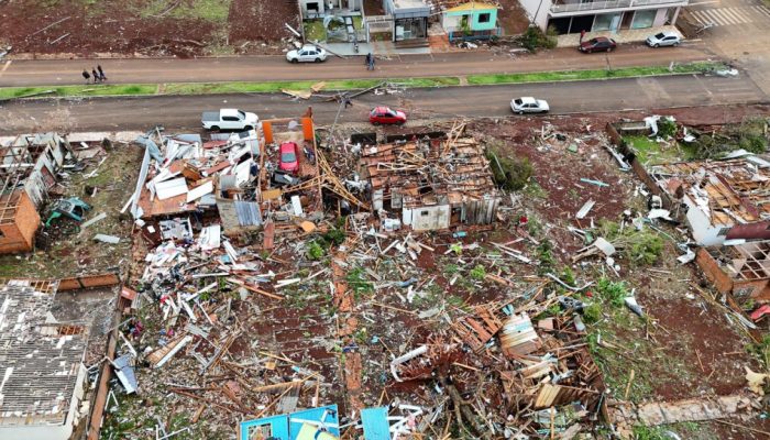 Este ciclone, originado de um sistema de baixa pressão, não só impactou o Paraná, mas também...