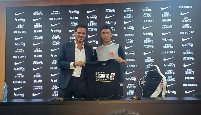 Johan Rojas foi apresentado no Vasco nesta segunda-feira — Foto: Vitor Seta/EXTRA