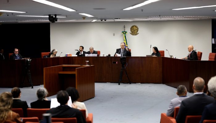 STF adia julgamento sobre liminares que suspenderam os penduricalhos no serviço público. — Fo...