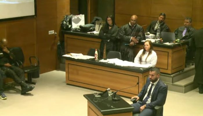 Julgamento de Cíntia Mariano Dias Cabral (de branco) — Foto: Reprodução