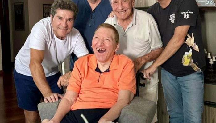 Cantor Daniel com os pais e os três irmãos — Foto: Reprodução/Instagram