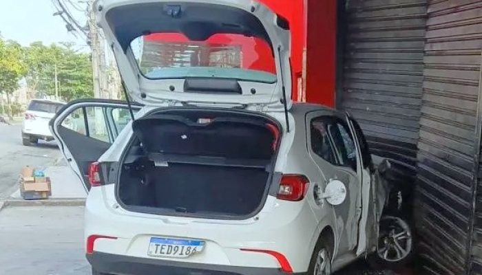 Acidente deixou a fachada do comércio seriamente danificada, chamou a atenção de moradores e comerciantes.