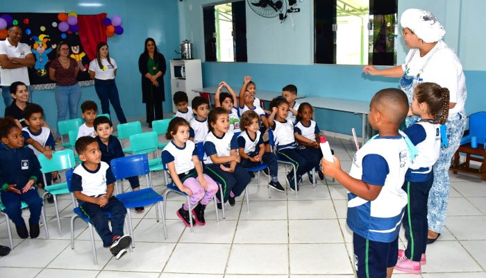 O certame oferece 130 vagas para o cargo de Auxiliar de Creche, função que exige nível médio completo. Foto: Divulgação