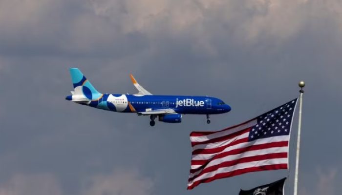Aeronave da JetBlue pousa no aeroporto de Dulles, em Washington, nos EUA, em agosto de 2024 — Foto: REUTERS/Umit Bektas/Arquivo